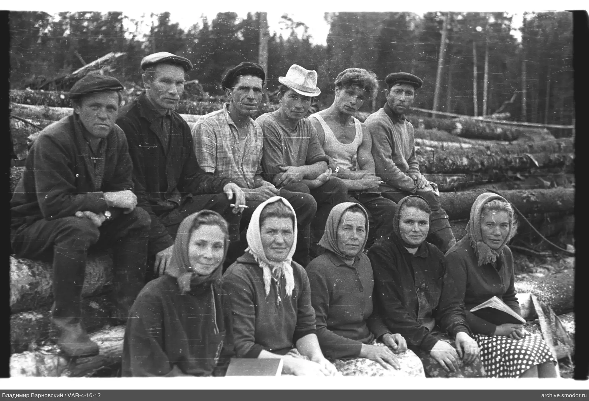 Gruppenporträt vor Wald