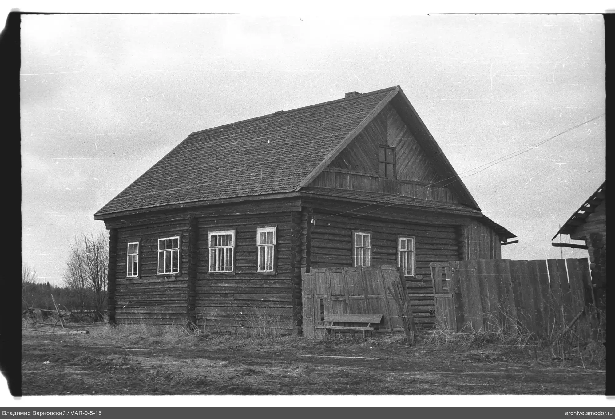 Holzhaus mit Fenstern und Zaun