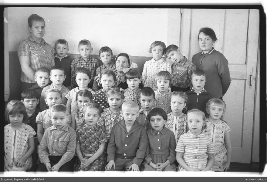 Групповой портрет детей и женщин
