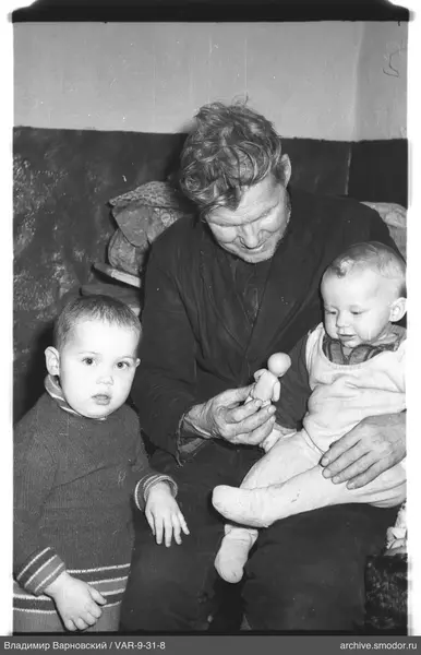 Mann mit Kindern auf Sofa
