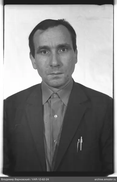 Портрет мужчины в пиджаке и рубашке