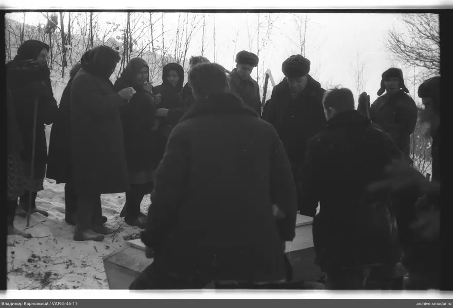 Gruppe von Menschen im Schnee