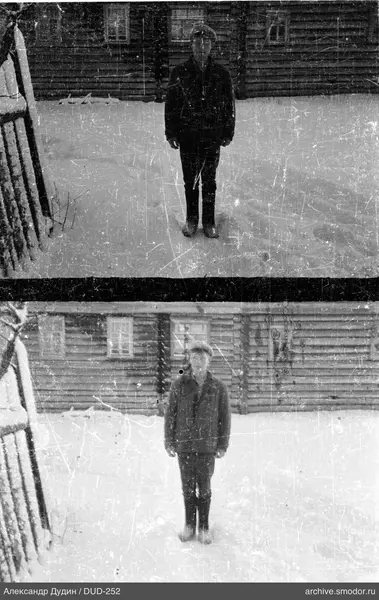 Мужчина на снегу у деревянного дома