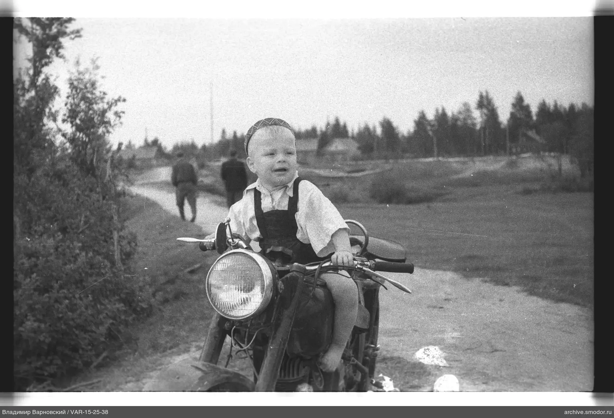 Kind auf einem Motorrad am Weg
