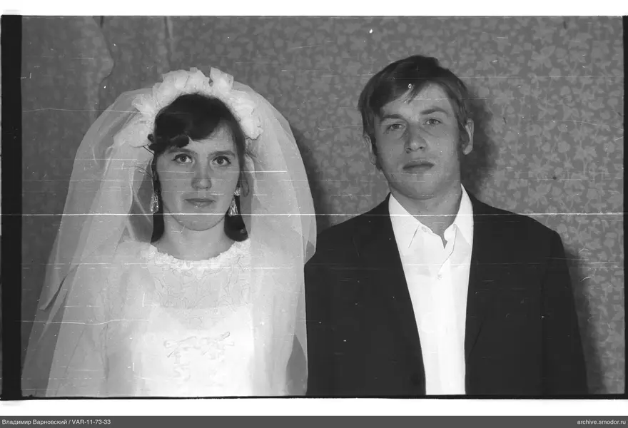 Porträt eines Mannes und einer Frau in Hochzeitskleidung