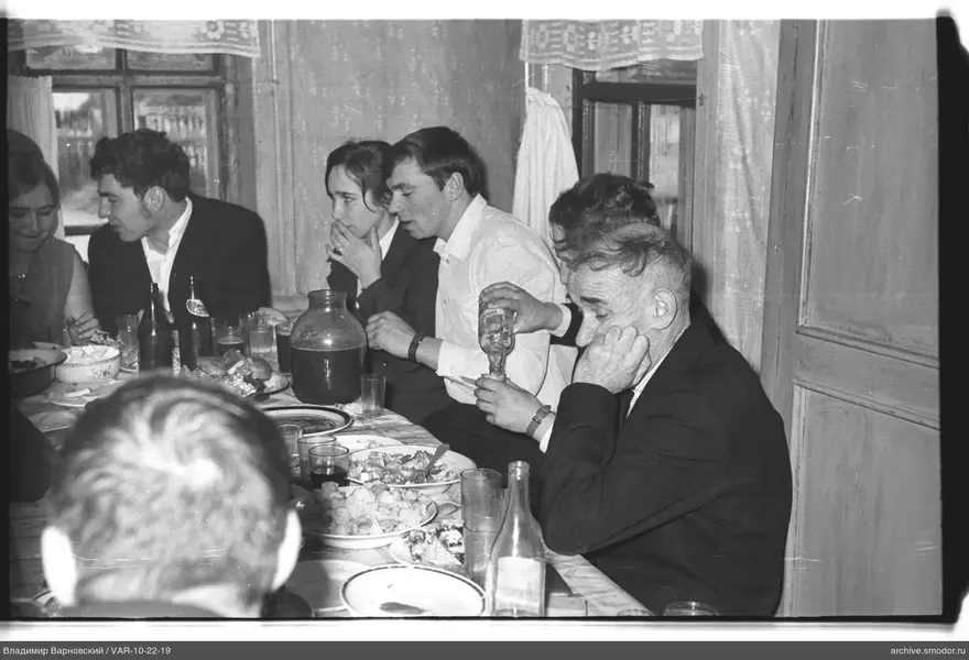 Gruppe am Tisch mit Geschirr und Flaschen