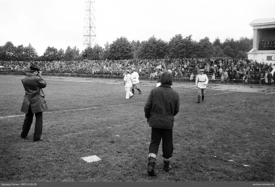 Menschen auf dem Feld und Tribüne