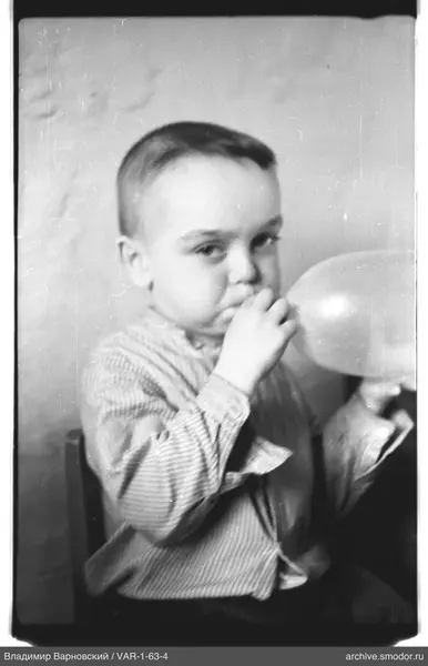 Kind mit Ballon im Sessel