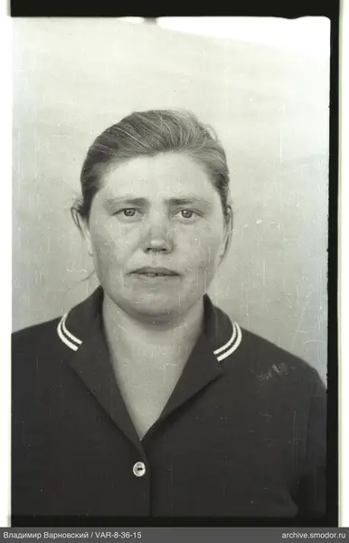 Porträt einer Frau in dunkler Jacke