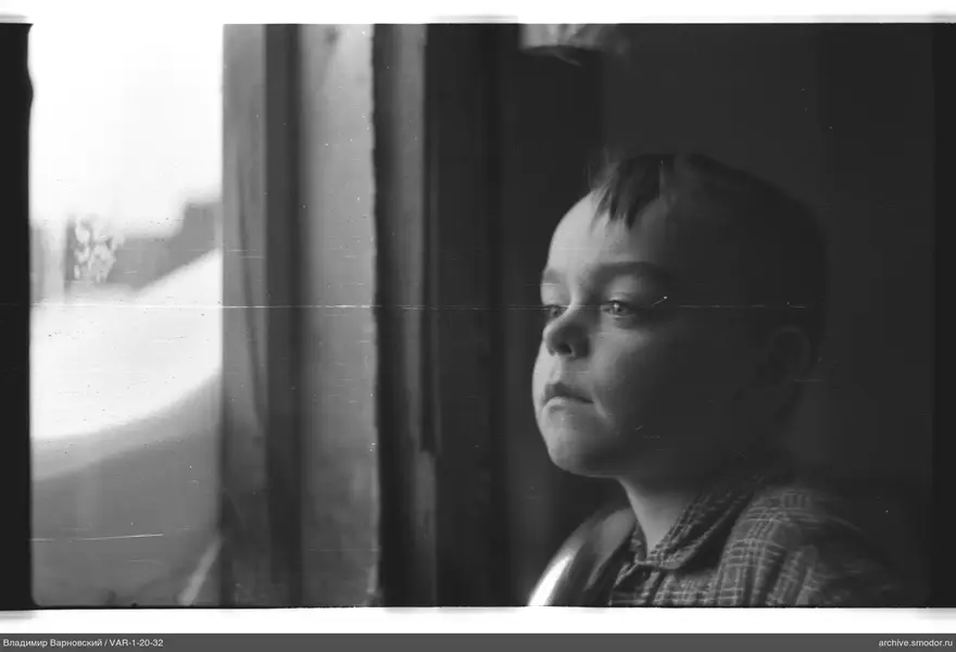 Porträt eines Jungen am Fenster