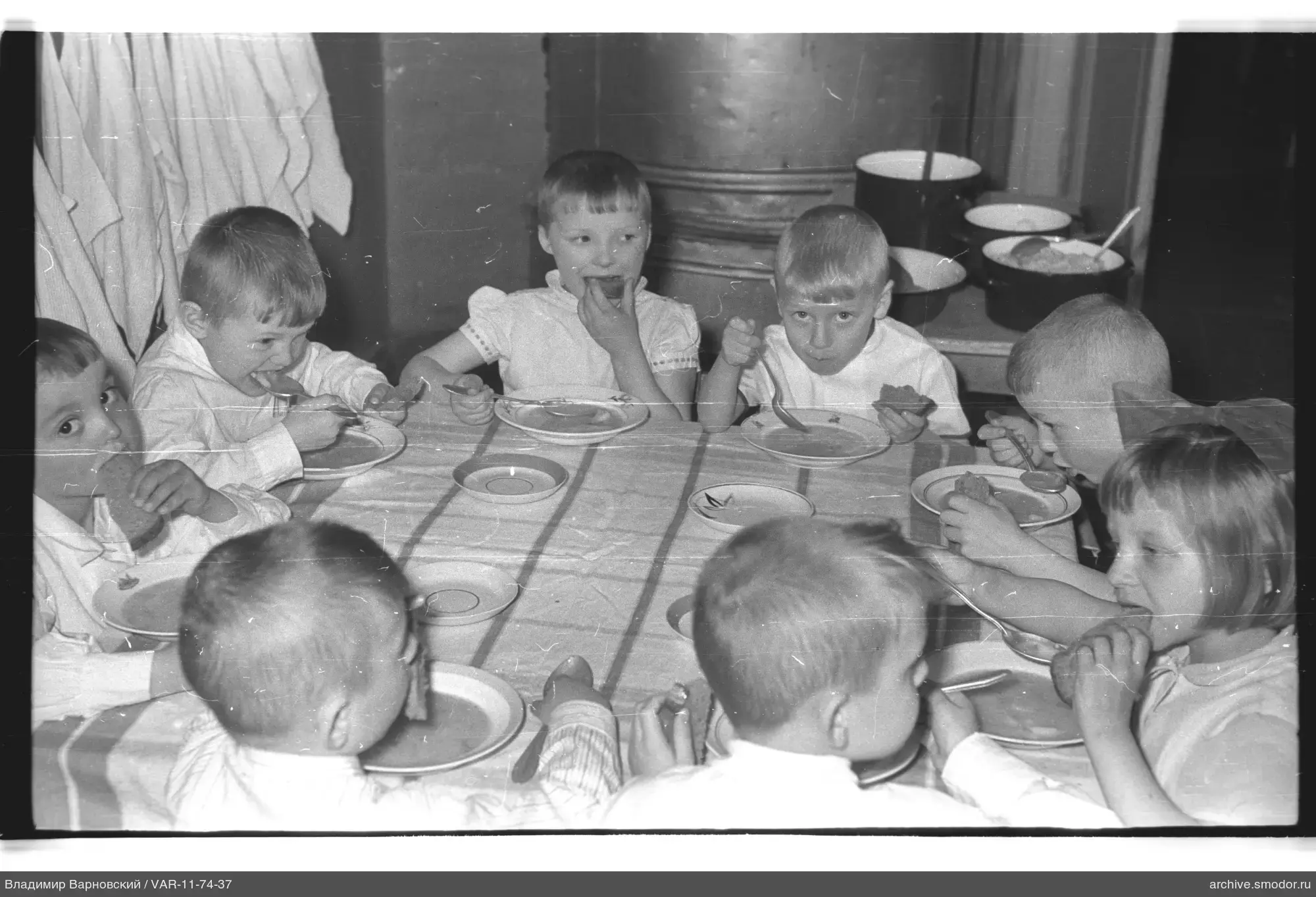Kinder am Tisch