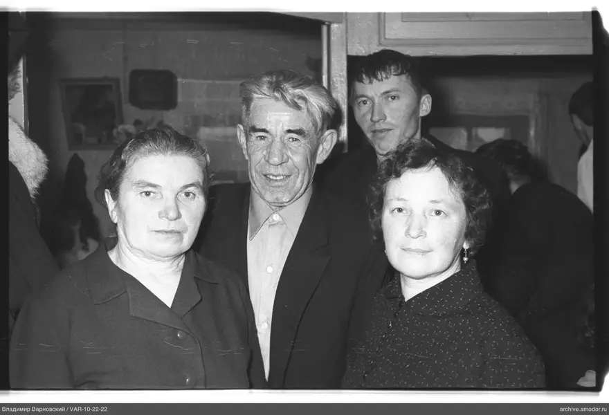 Group portrait with women and man