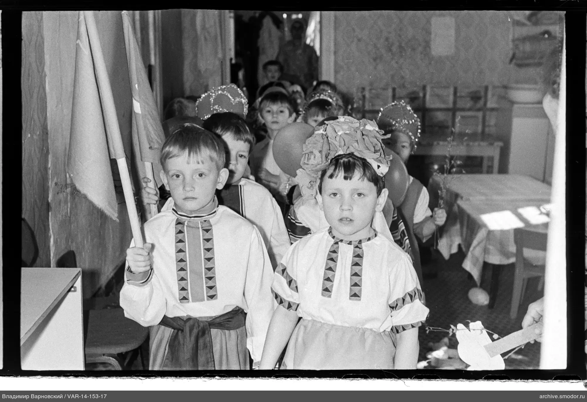 Kinder in Nationalkostümen