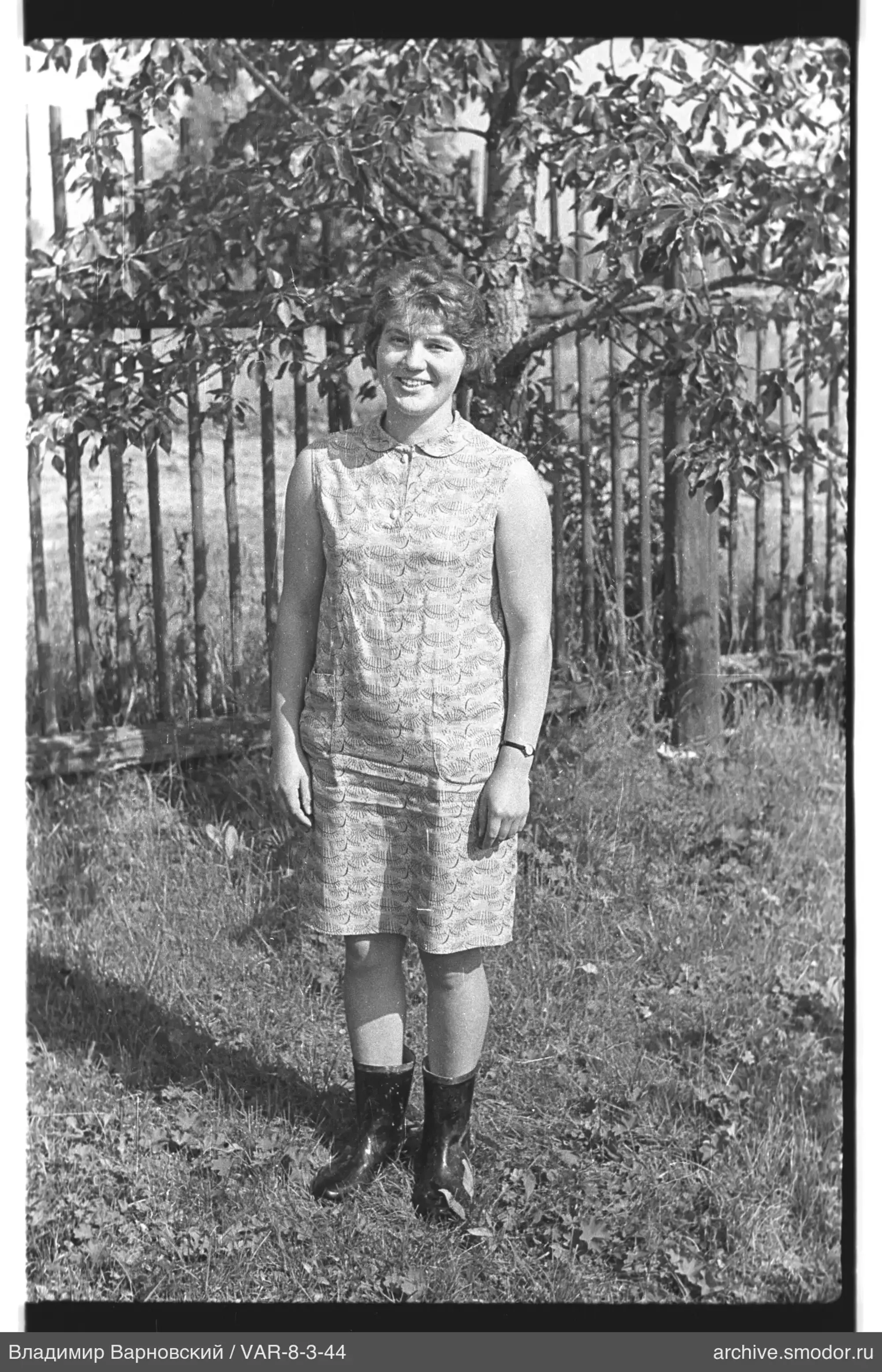 Frau in Kleid und Gummistiefeln
