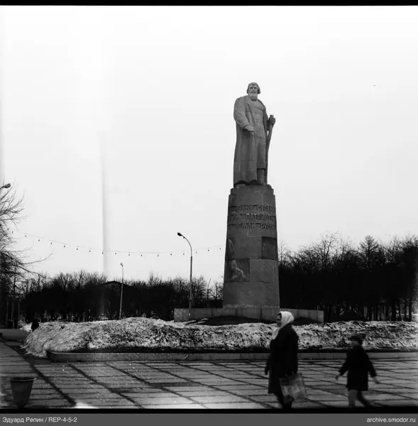 Статуя мужчины на постаменте