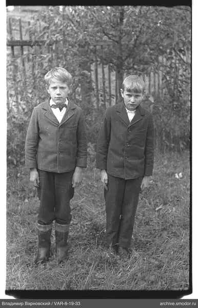 Vollbildporträt von zwei Jungen
