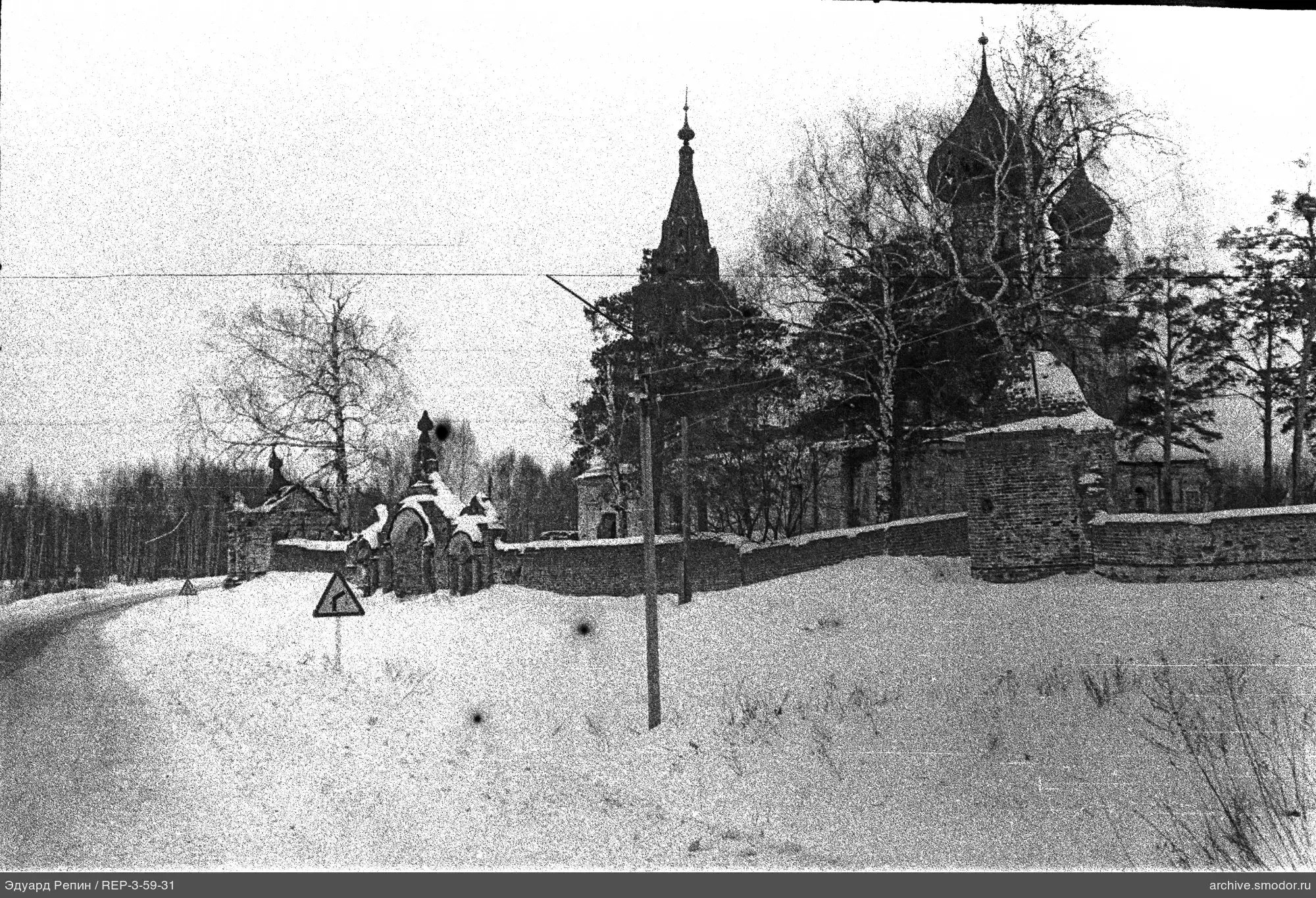 Steinkirche mit Kuppeln und Glockenturm