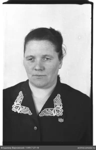 Porträt einer Frau mit Abzeichen