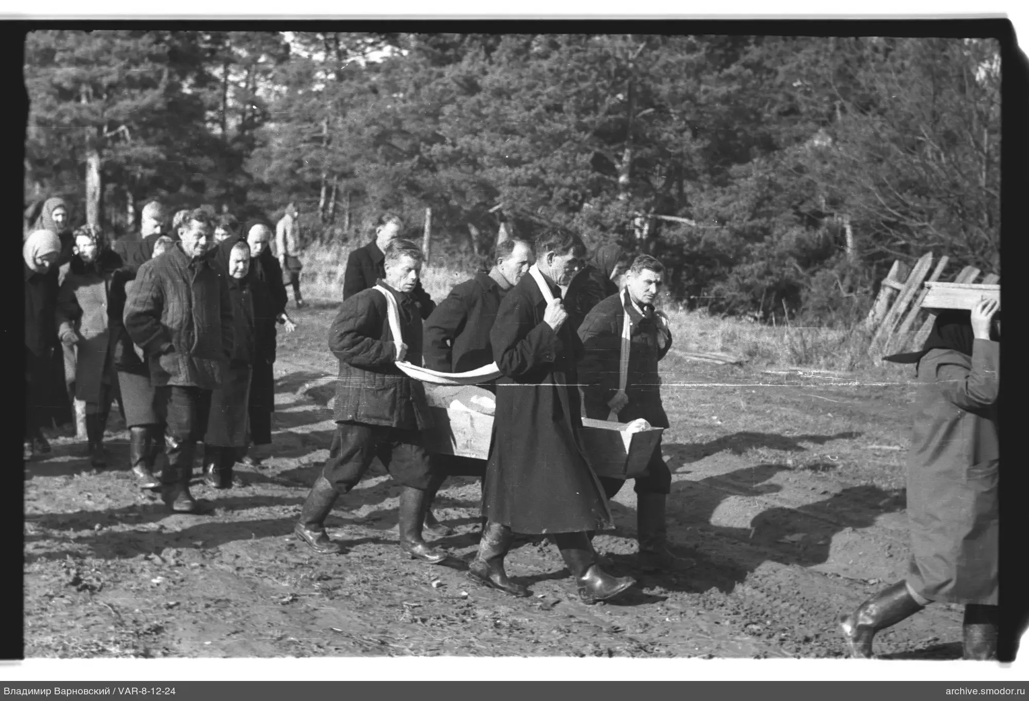 Gruppe mit Sarg auf dem Weg