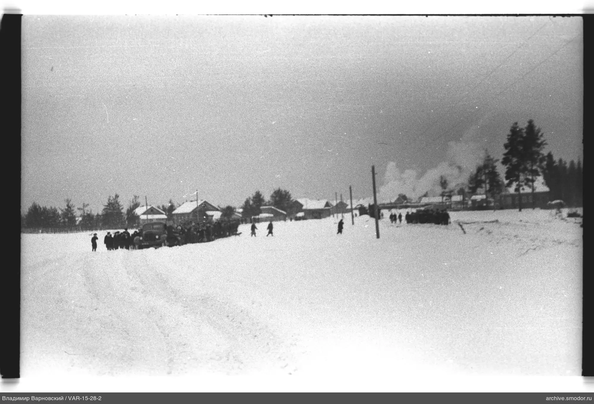 Gruppe von Menschen auf verschneiter Straße