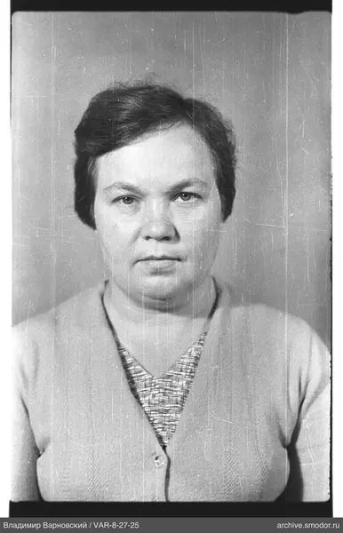 Porträt einer Frau in hellem Cardigan