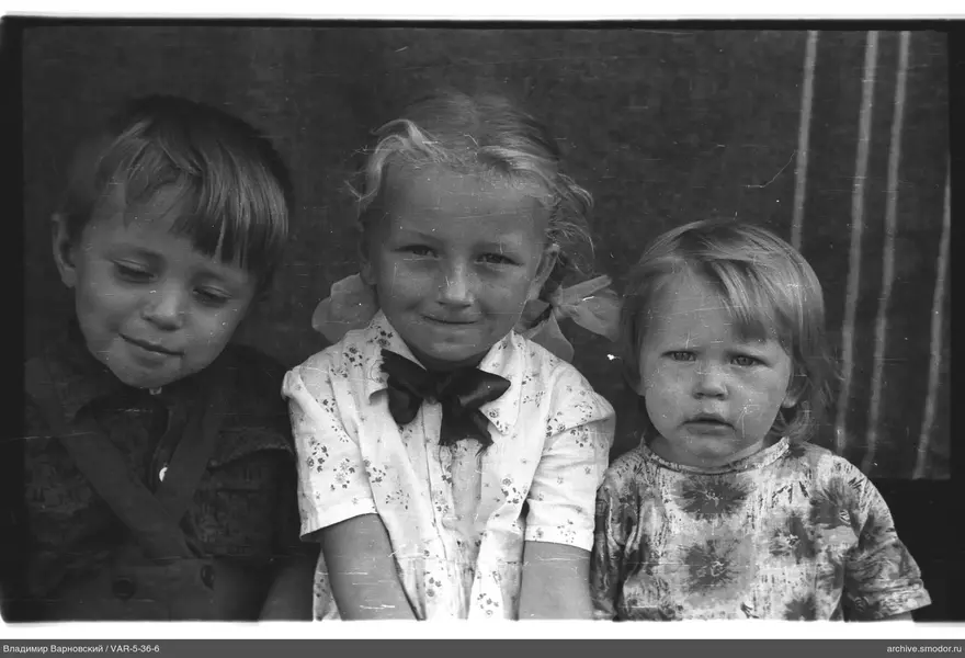 Gruppenporträt von drei Kindern