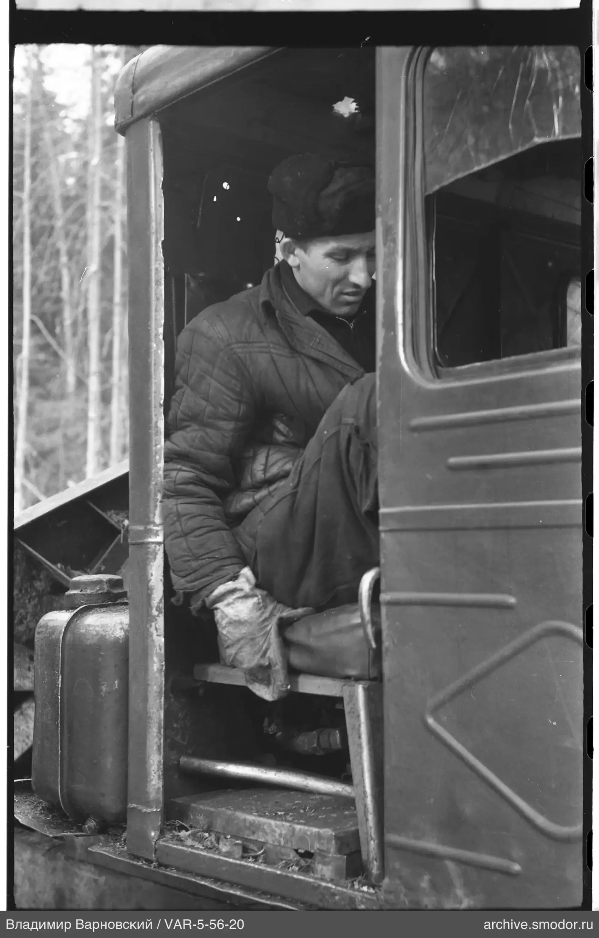 Mann in Fahrerkabine