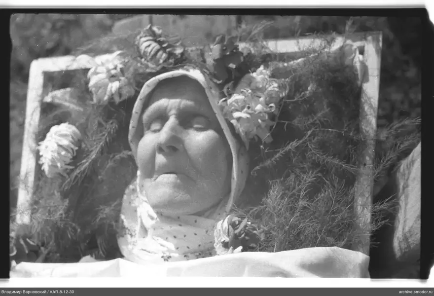 Frau mit Blumen im Gesicht und Tupfenkopftuch