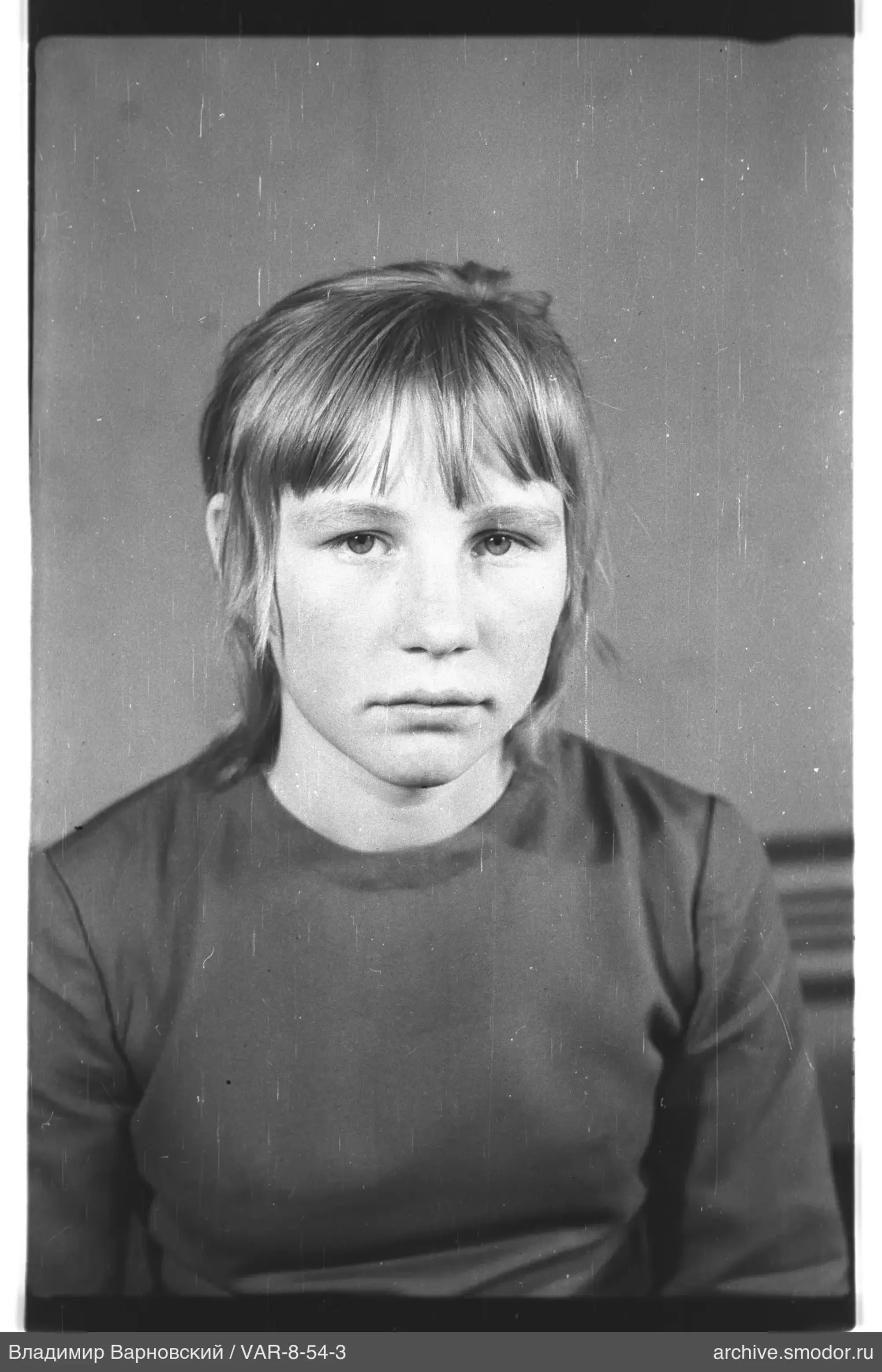 Porträt einer Frau in dunklem Pullover