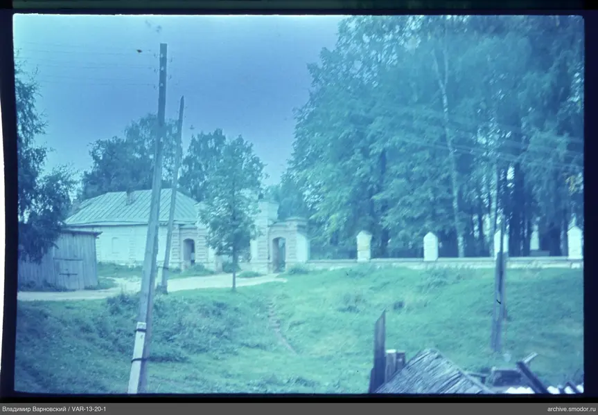Пейзаж с деревянным зданием и оградой