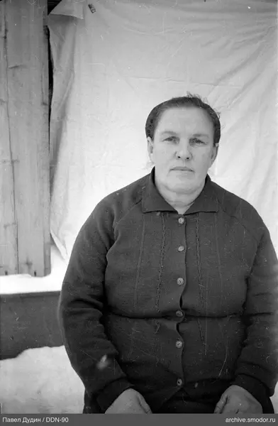 Портрет женщины в тёмном кардигане