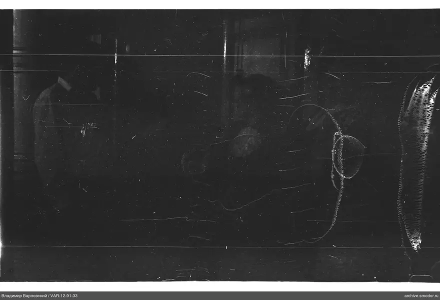 Silhouette einer Person mit Hut im Raum