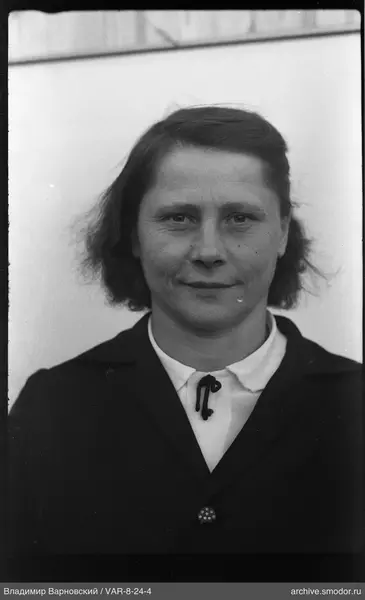 Porträt einer Frau in dunkler Jacke