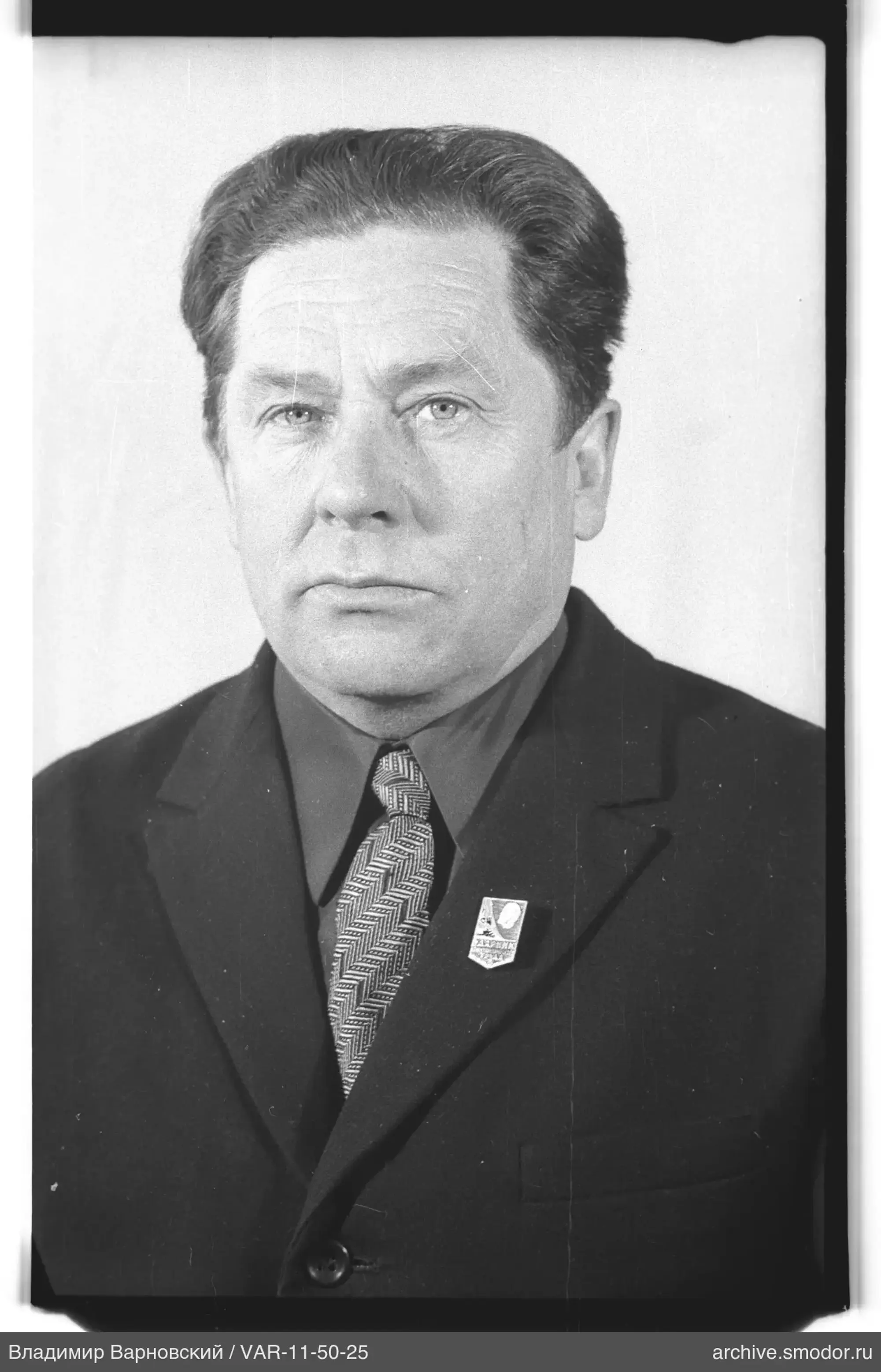 Портрет мужчины с значком на пиджаке