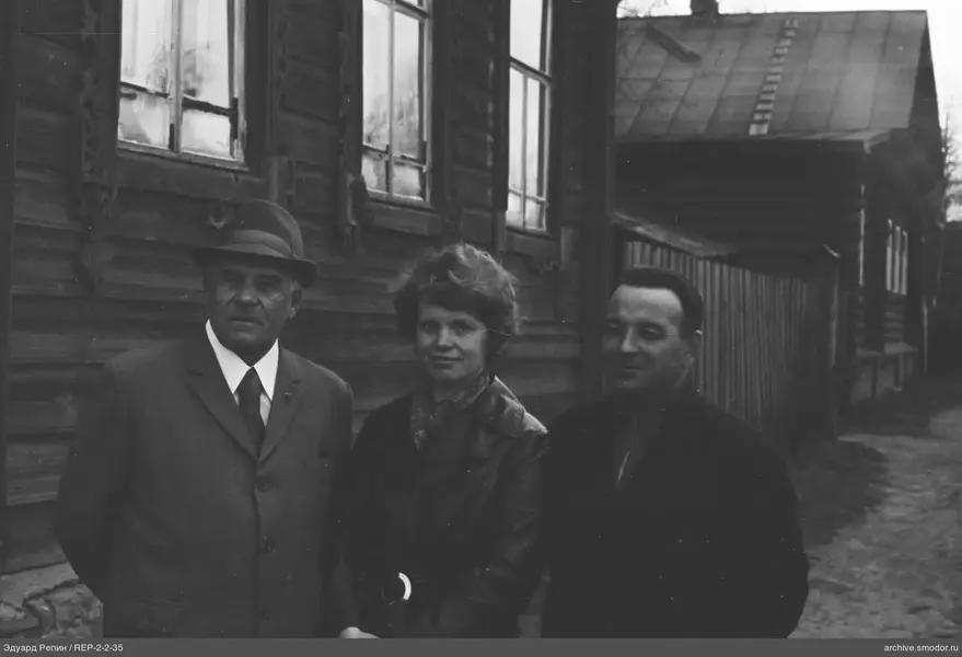 Gruppenporträt vor einem Holzhaus
