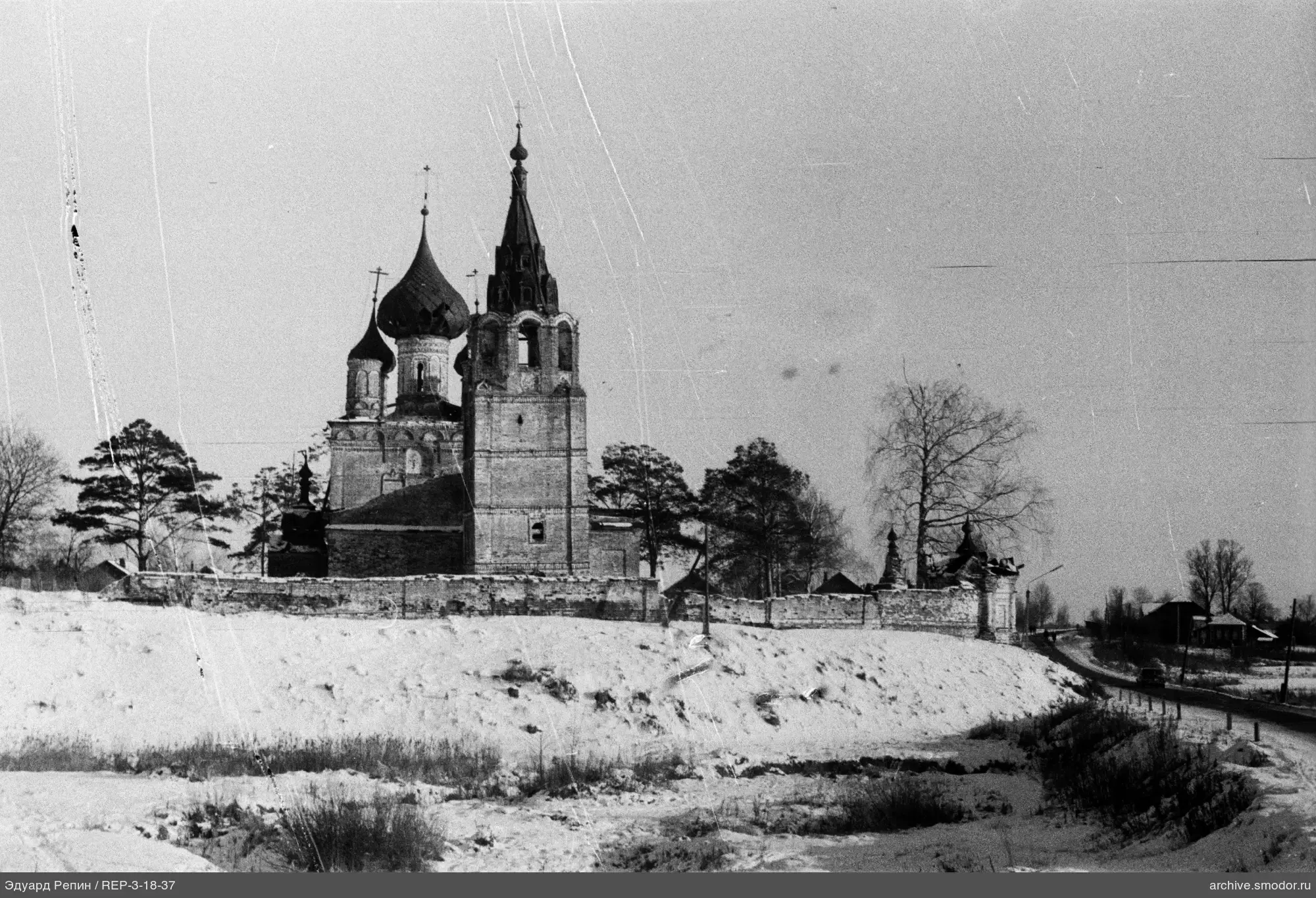 Steinkirche mit Zwiebeltürmen und Glockenturm