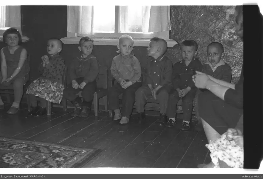 Gruppe von Kindern an der Wand mit Fenster