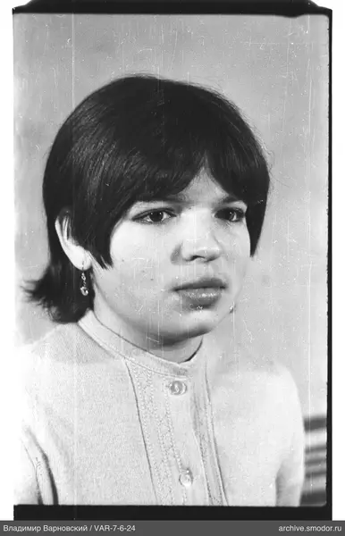Porträt einer Frau in hellem Pullover