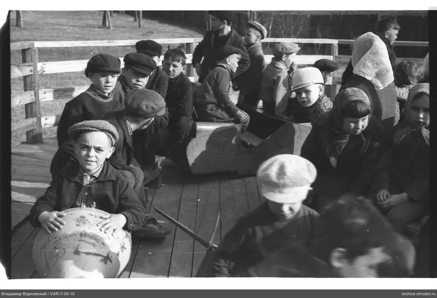 Gruppe von Kindern und Jugendlichen auf einer Holzplattform