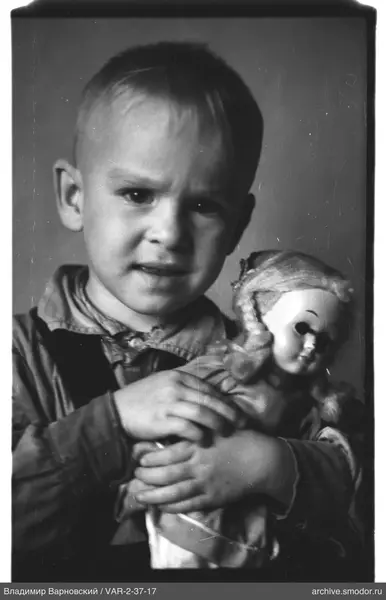 Porträt eines Jungen mit Puppe