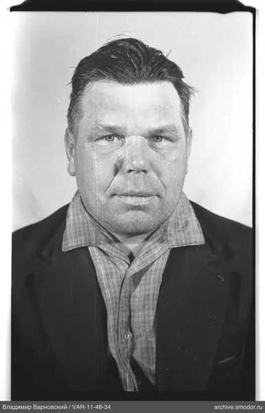 Porträt eines Mannes in Jacke und Hemd