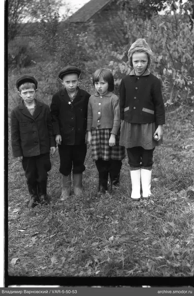 Gruppenporträt von Kindern auf Gras