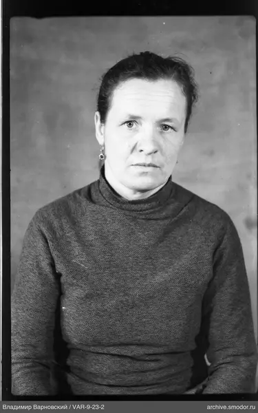 Porträt einer Frau in dunklem Pullover