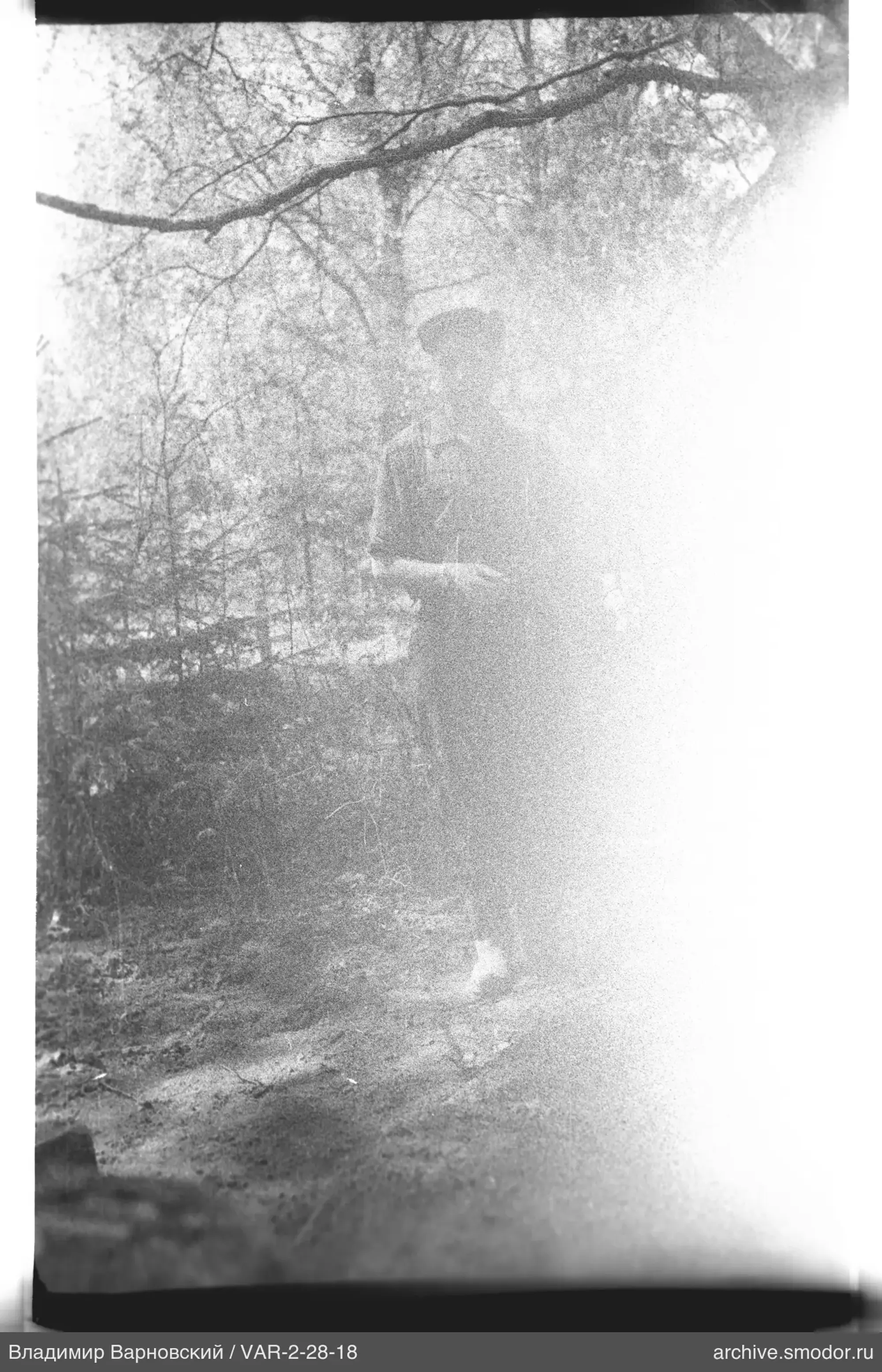 Person in dunkler Kleidung im Freien