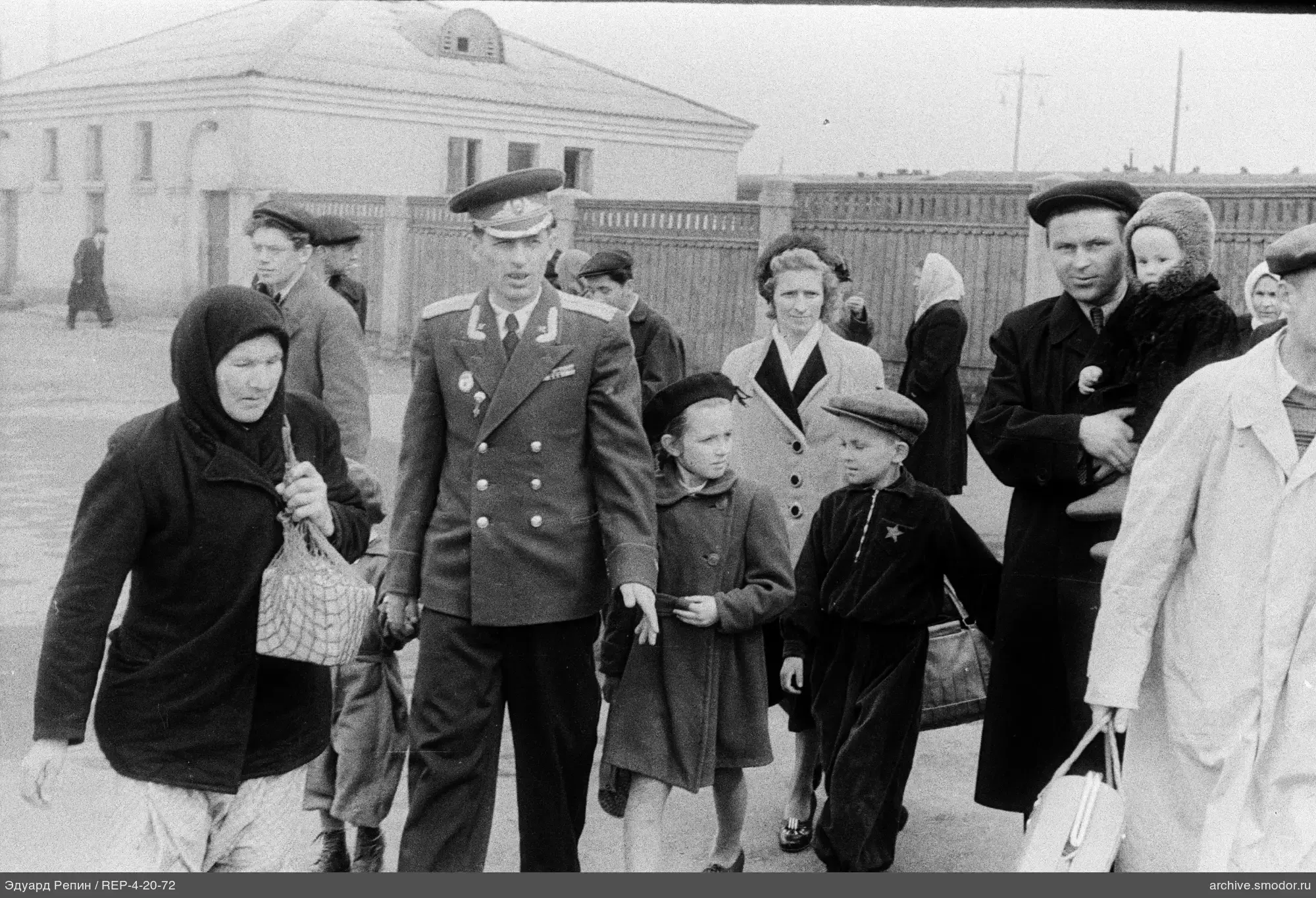 Gruppe von Erwachsenen und Kindern auf der Straße