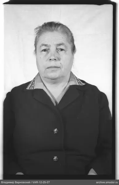 Porträt einer Frau in dunkler Jacke
