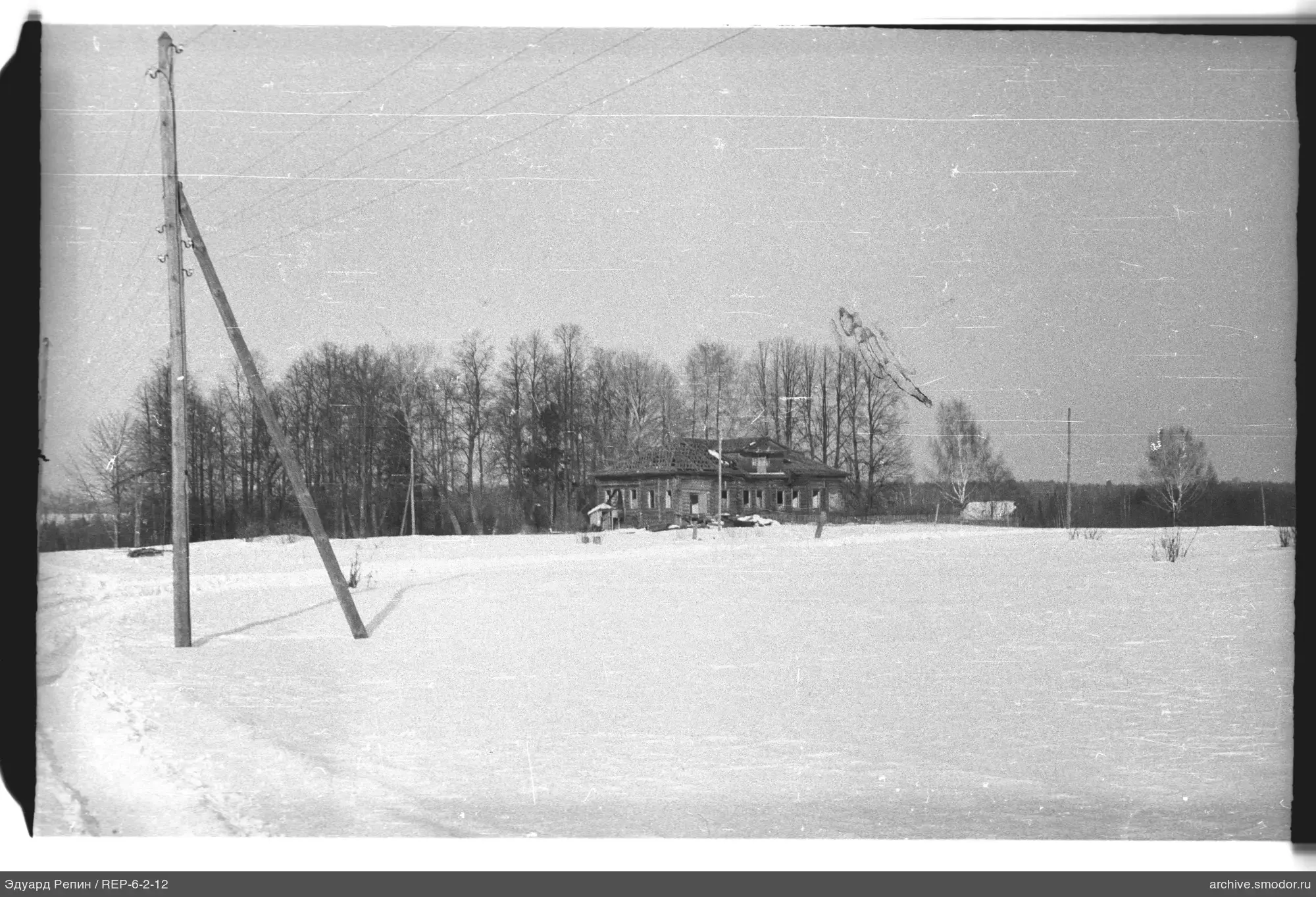 Holzhaus vor Wald