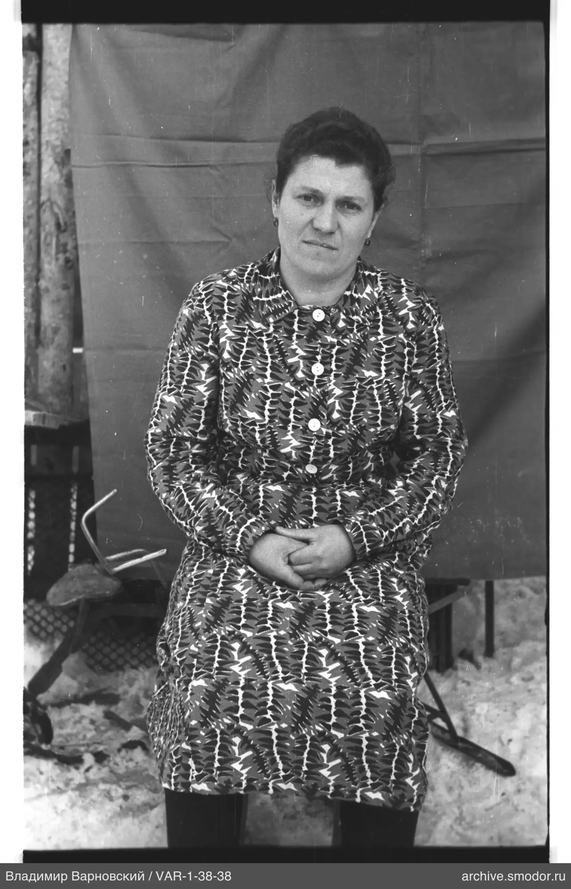 Porträt einer Frau in einem Musterkleid