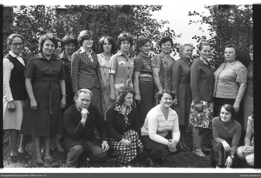 Gruppenporträt von Frauen und Mann
