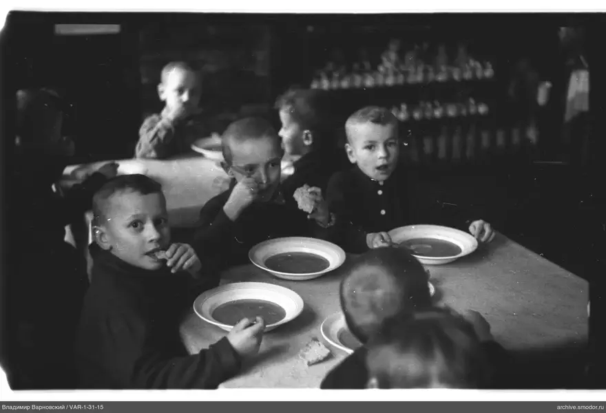 Jungen beim Essen von Suppe und Brot am Tisch